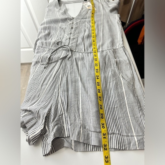 NWT Jessica Simpson Cambrea Striped Print V-Neck Romper in Gray & White Sz S - Picture 9 of 13